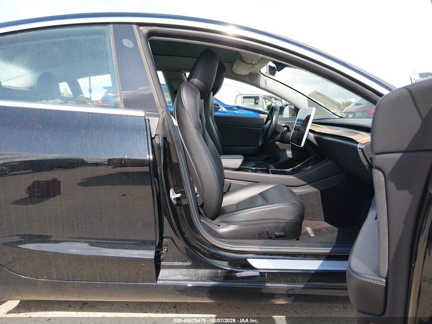 TESLA MODEL 3 - zdjęcie 5