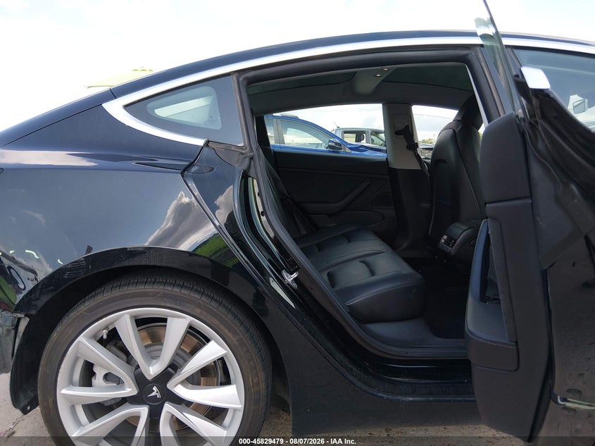TESLA MODEL 3 - zdjęcie 8