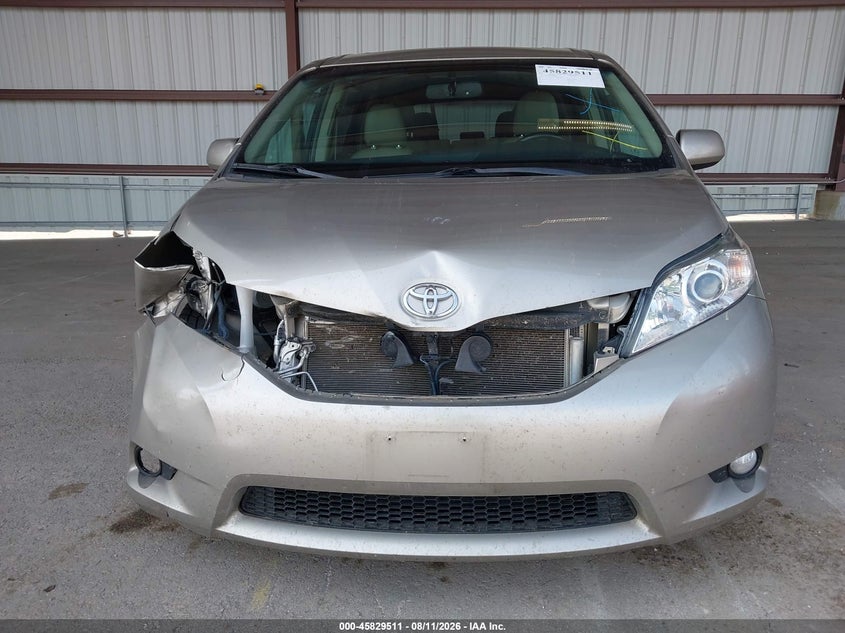 TOYOTA SIENNA - zdjęcie 13