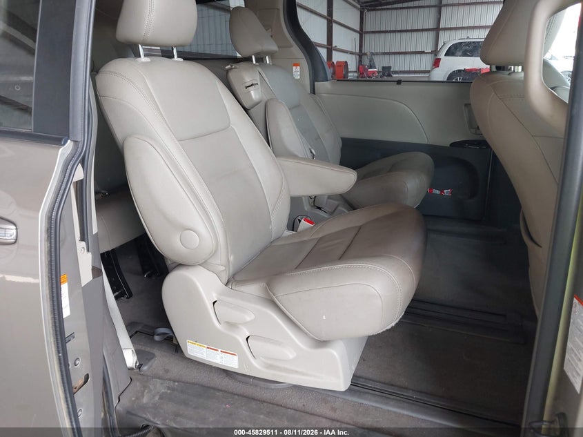 TOYOTA SIENNA - zdjęcie 8
