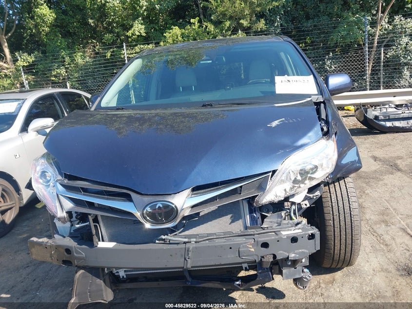 TOYOTA SIENNA - zdjęcie 13