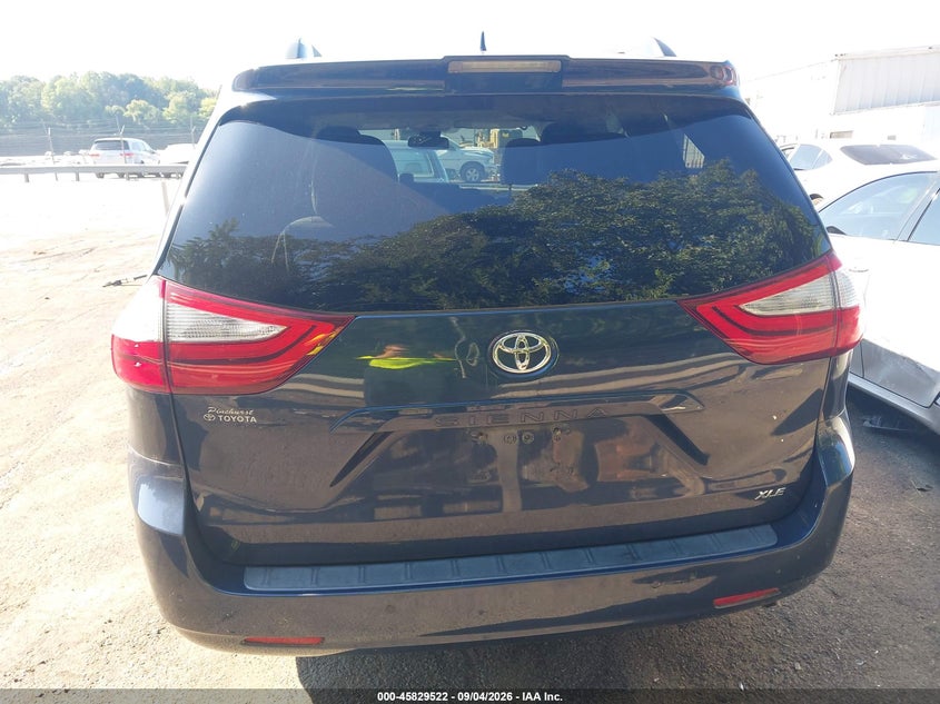 TOYOTA SIENNA - zdjęcie 17