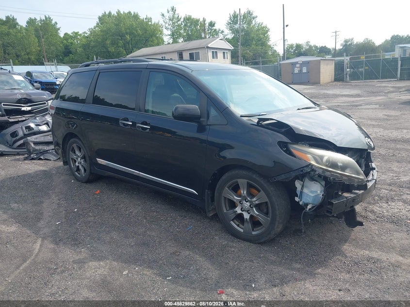 2017 TOYOTA SIENNA SE PREMIUM 8 PASSENGER