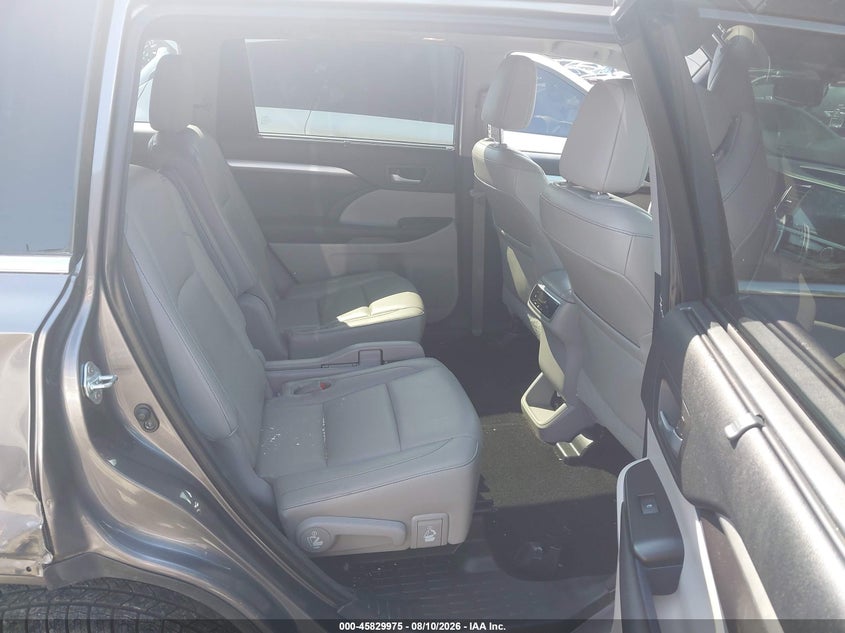 2016 TOYOTA HIGHLANDER auction photo 8