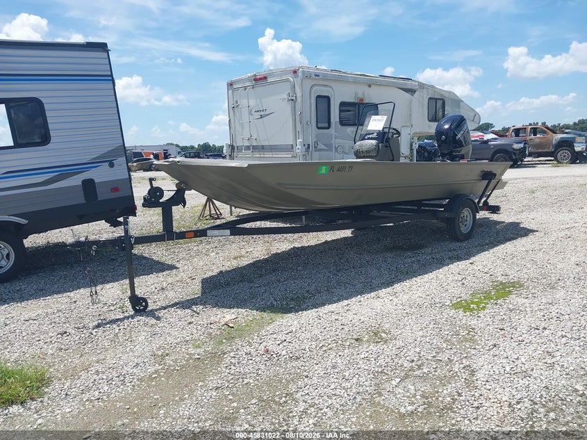 2025 TRACKER 19' auction photo 2