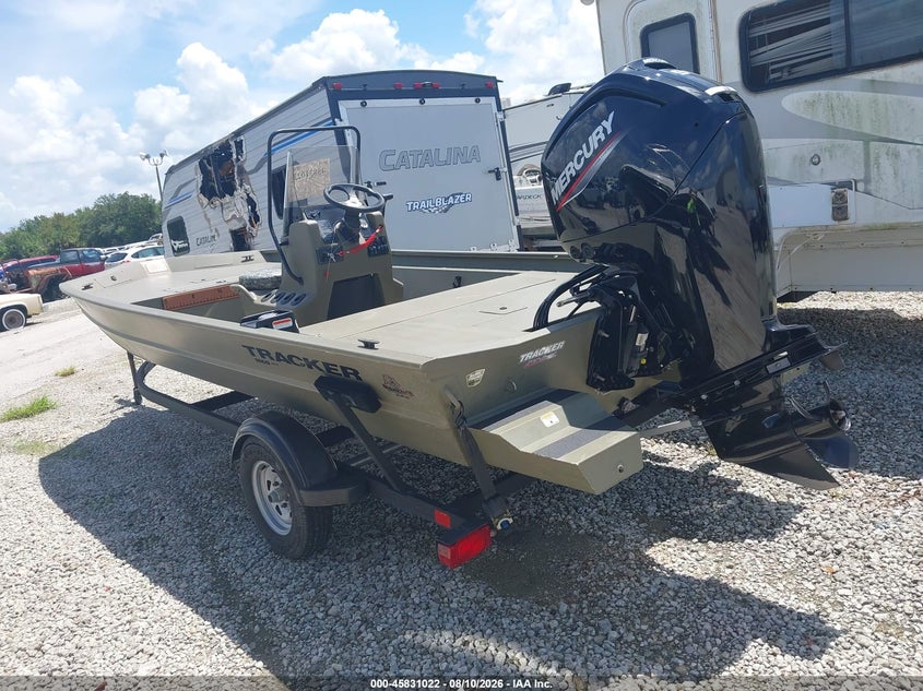 2025 TRACKER 19' auction photo 3