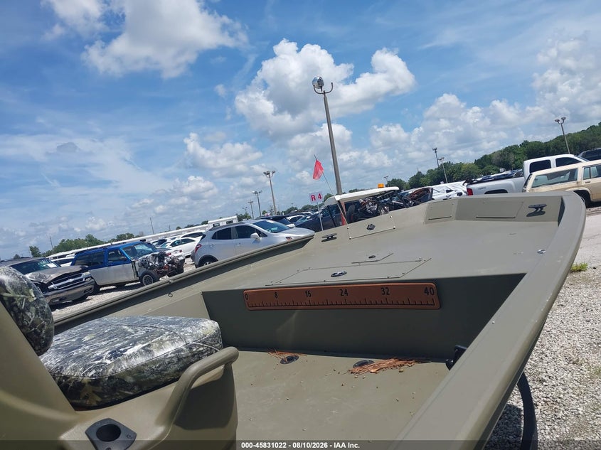 2025 TRACKER 19' auction photo 5