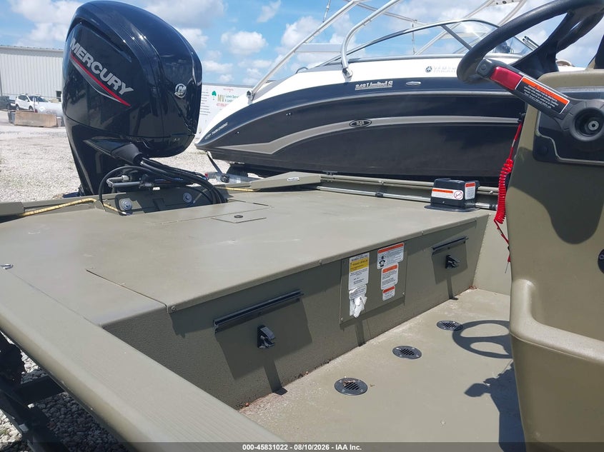 2025 TRACKER 19' auction photo 8