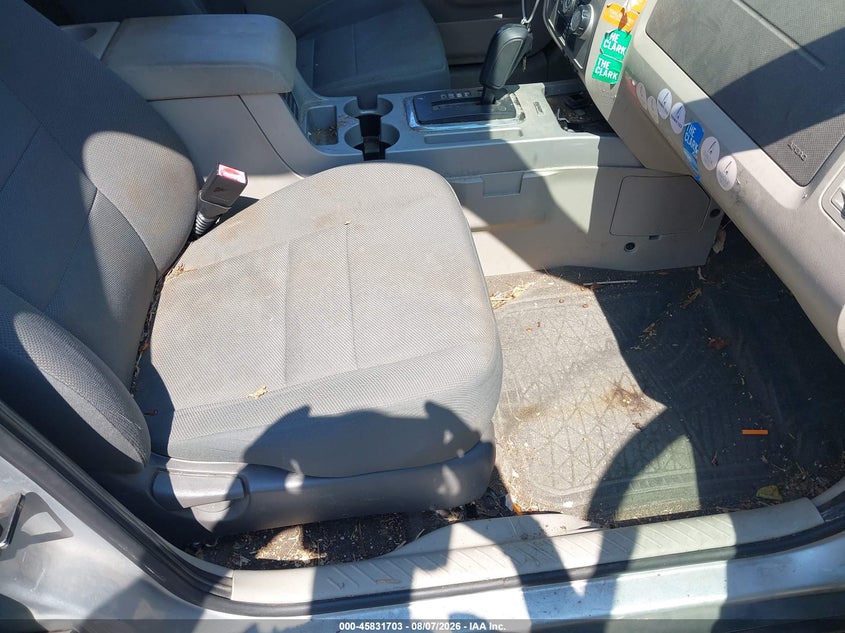 2010 FORD ESCAPE auction photo 5