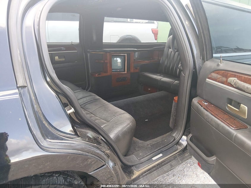 LINCOLN TOWN CAR 2006 VIN 1L1FM88W26Y634729
