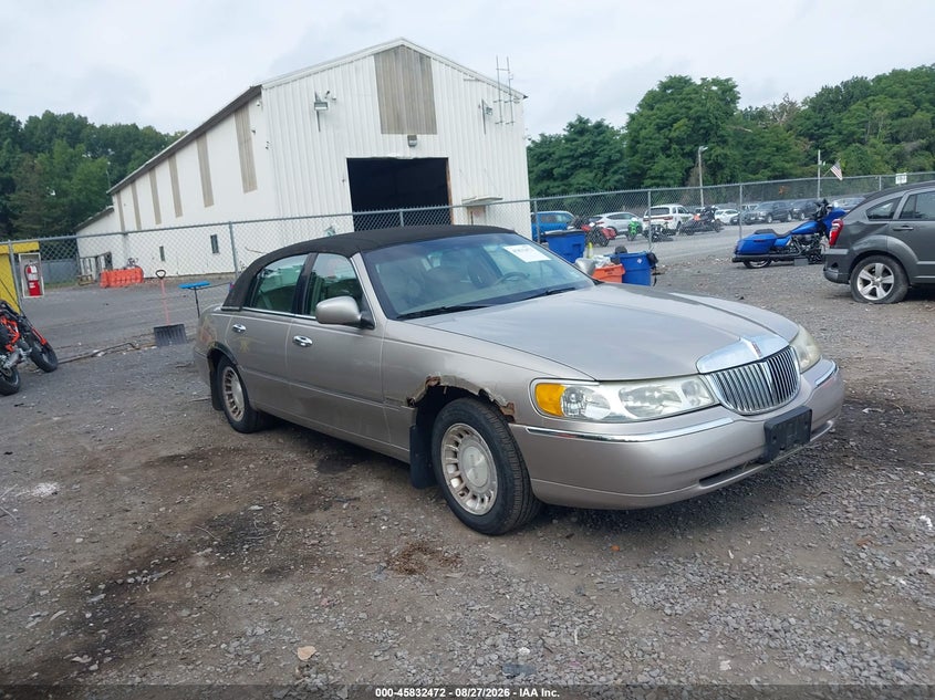 2002 LINCOLN TOWN CAR auction photo 1