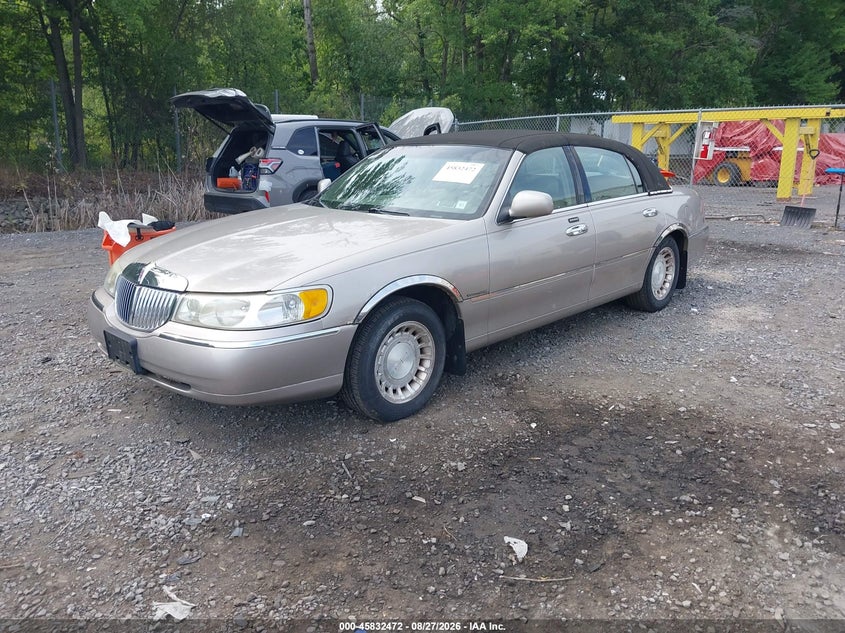2002 LINCOLN TOWN CAR auction photo 2