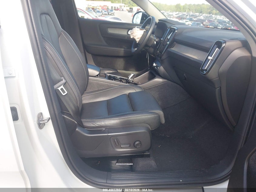 2024 VOLVO XC40 auction photo 5