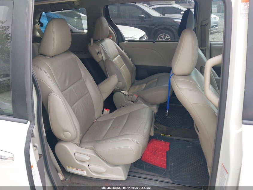 TOYOTA SIENNA - zdjęcie 8