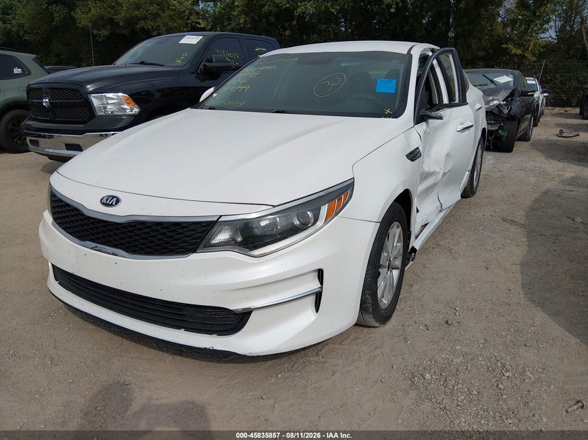 2017 Kia Optima, Левый бок, IAAI, VIN 5XXGT4L30HG177399 — фото 2