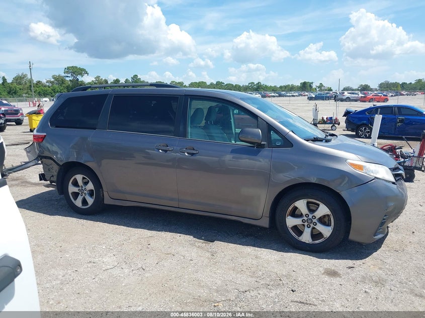 TOYOTA SIENNA - zdjęcie 13