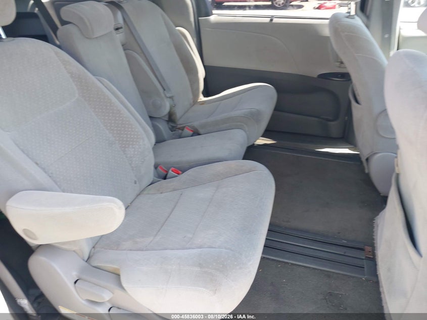 TOYOTA SIENNA - zdjęcie 8