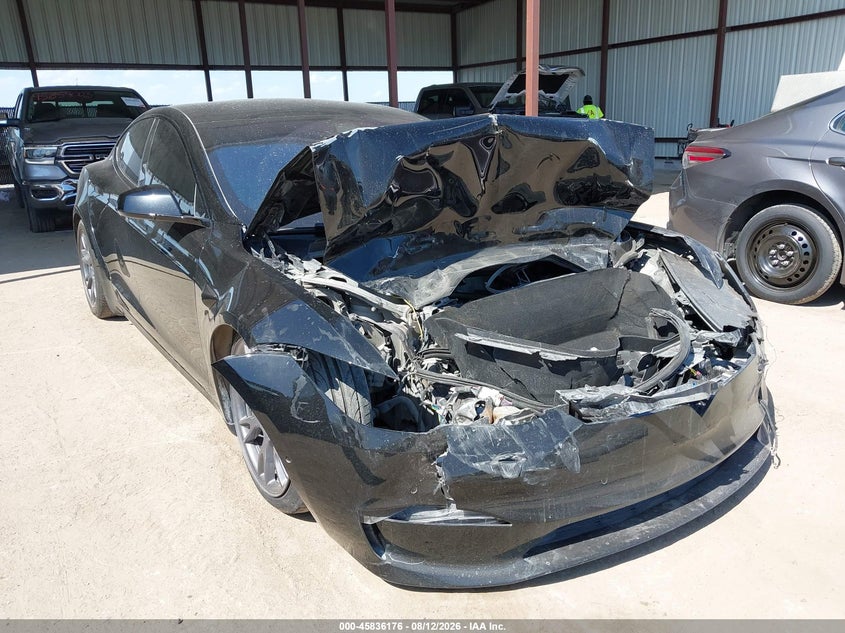 Vin: 5yjsa1e62nf460004, lot: 46335077, tesla model s plaid tri motor all-wheel drive 2022 img_1