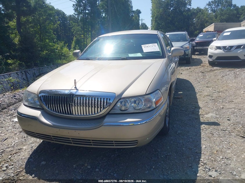 2005 Lincoln Town Car Signature Limited, Right Side, IAAI, VIN 1LNHM82W35Y659475 — photo 2
