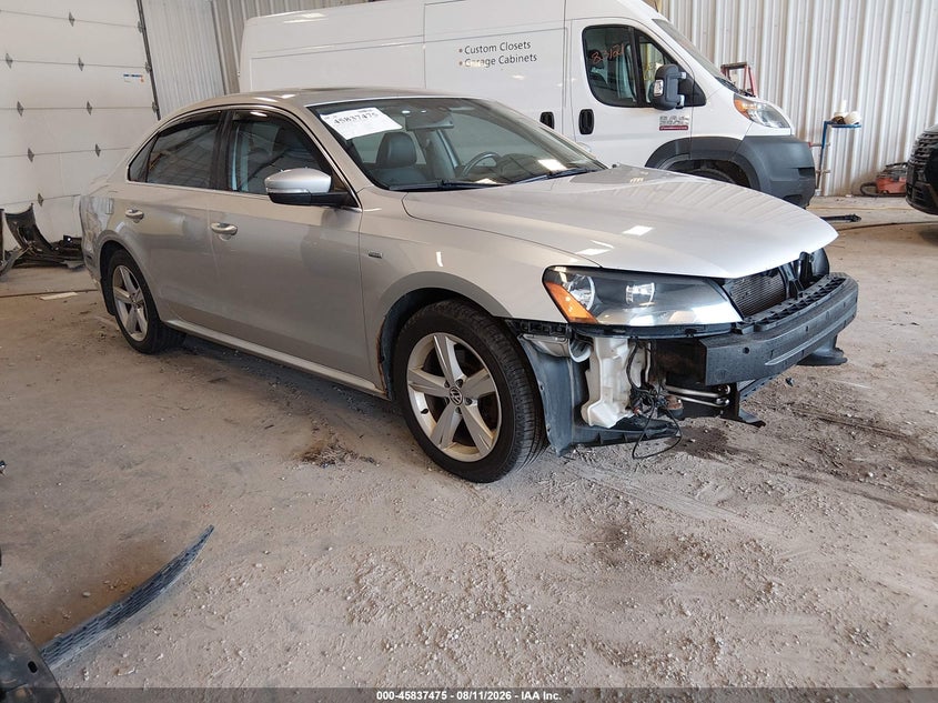 2013 VOLKSWAGEN PASSAT 2.0L TDI SE