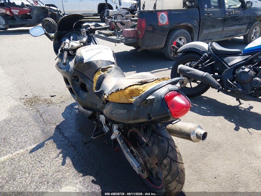 2001 SUZUKI GSX750 auction photo 3