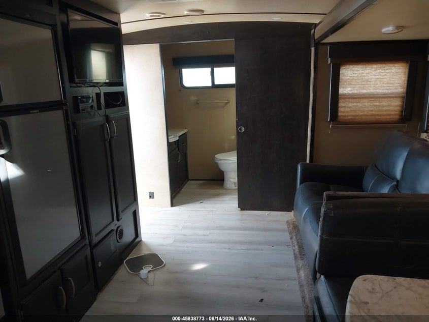 2018 GRAND DESIGN 30' TRAVEL TRAILER auction photo 8