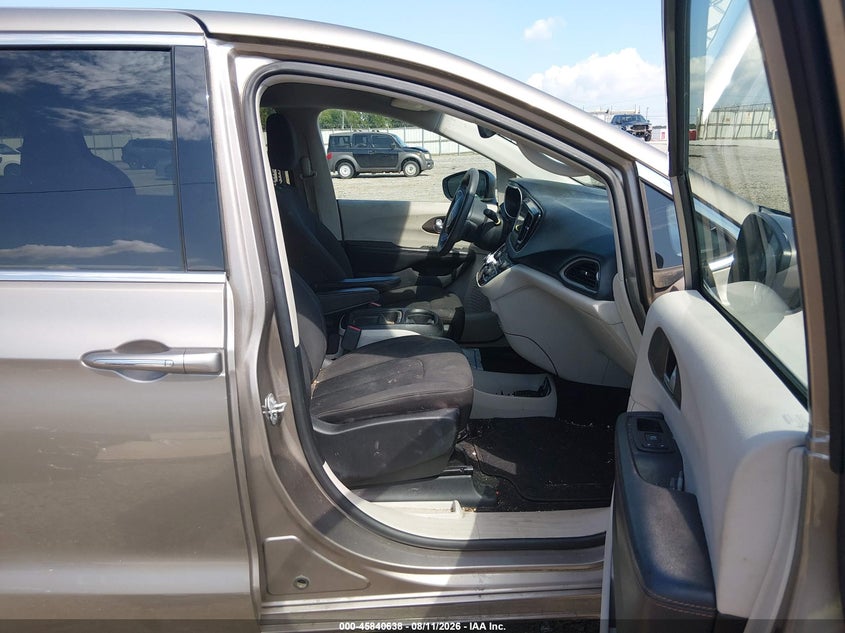 2017 CHRYSLER PACIFICA auction photo 5
