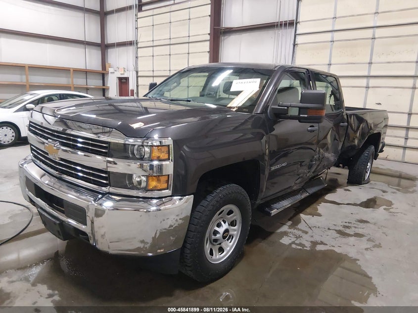 2015 Chevrolet Silverado 3500Hd Wt, Left Side, IAAI, VIN 1GC4KYCG1FF647127 — photo 2