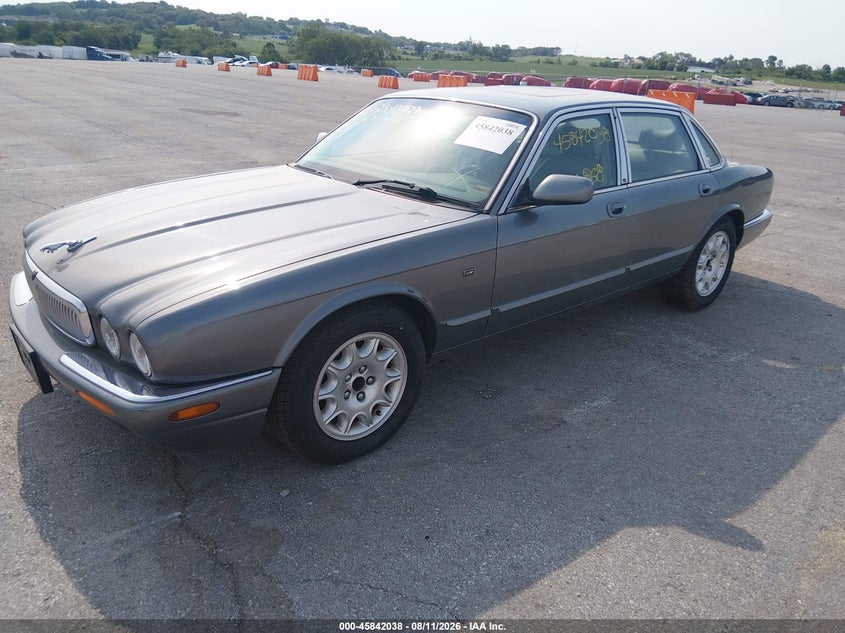 2002 JAGUAR XJ8 auction photo 2