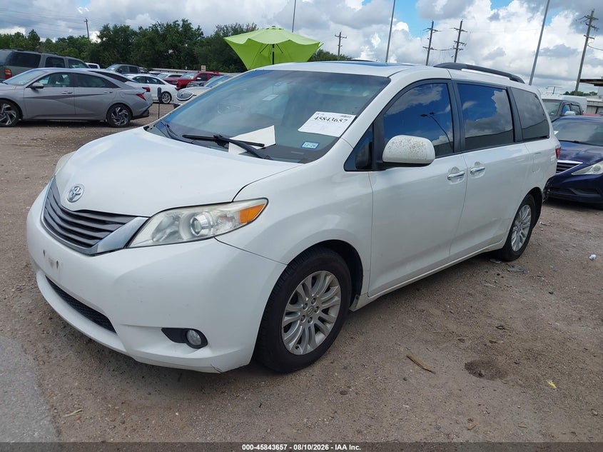 2015 TOYOTA SIENNA auction photo 2
