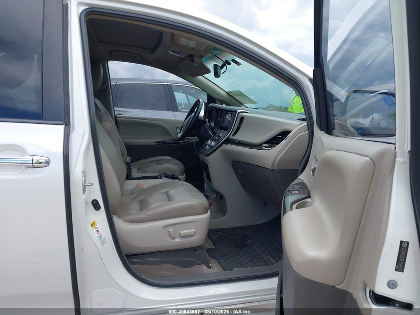 2015 TOYOTA SIENNA auction photo 5