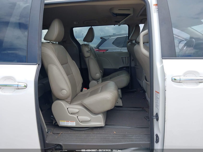 2015 TOYOTA SIENNA auction photo 8