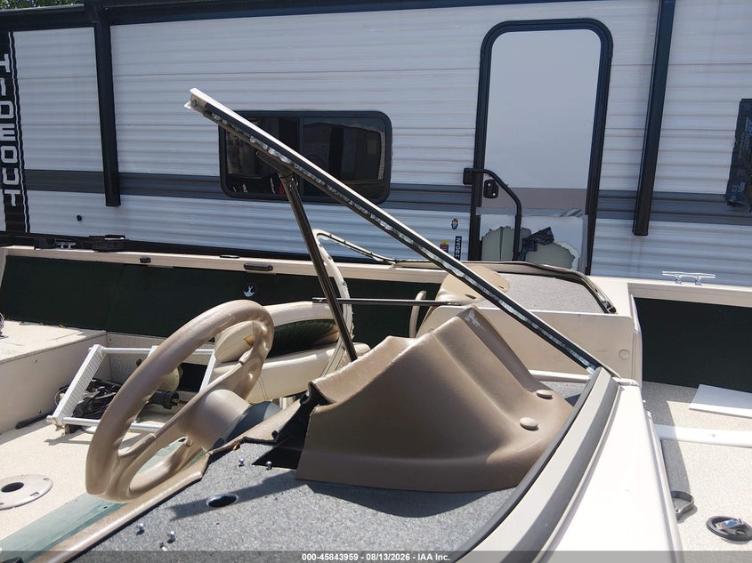 2000 CRESTLINER 17' auction photo 6