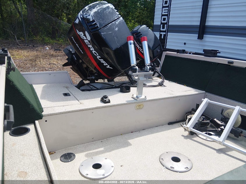 2000 CRESTLINER 17' auction photo 8