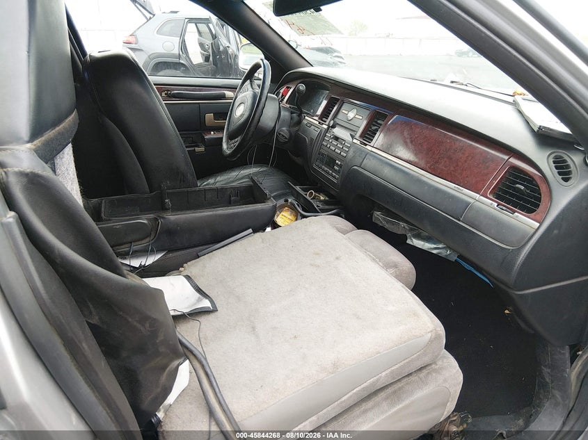 LINCOLN TOWN CAR 2004 VIN 1L1FM81W64Y646938