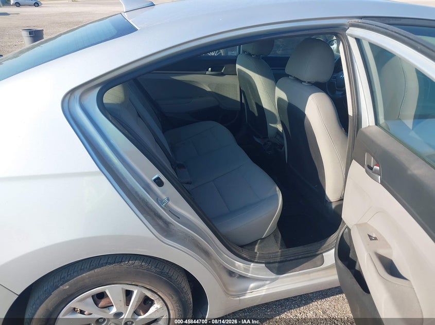 2017 HYUNDAI ELANTRA auction photo 8