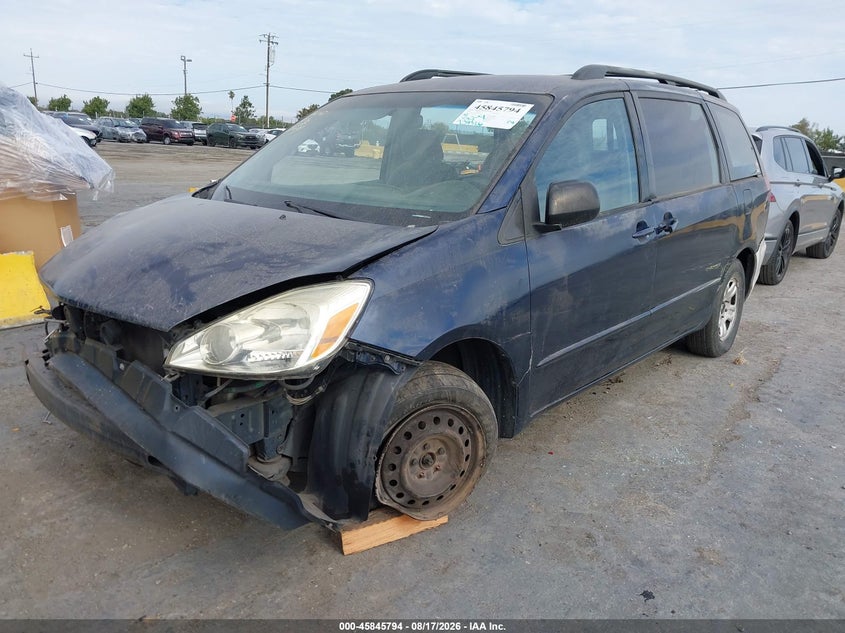 2005 TOYOTA SIENNA auction photo 2