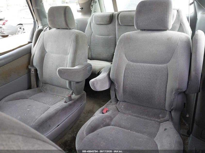 2005 TOYOTA SIENNA auction photo 8