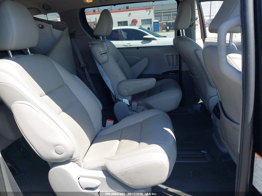 TOYOTA SIENNA - zdjęcie 8