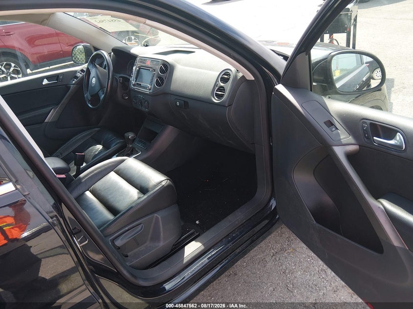 2010 VOLKSWAGEN TIGUAN auction photo 5