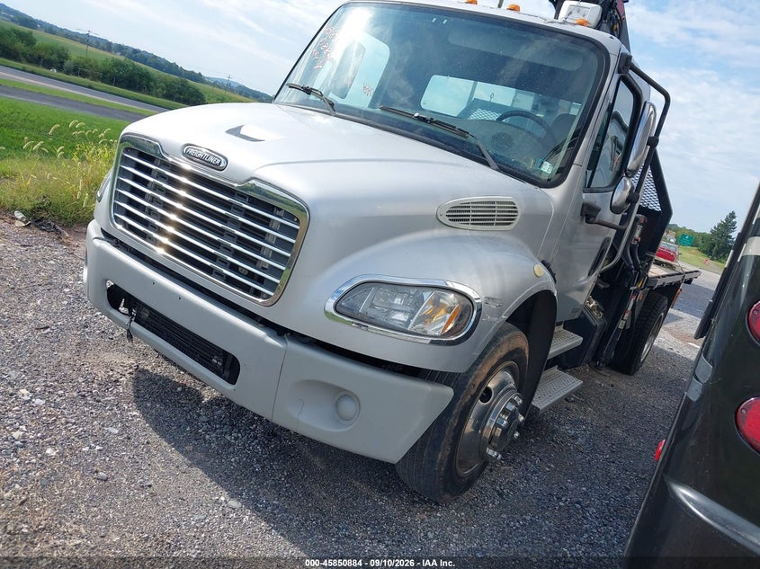 2005 FREIGHTLINER M2 auction photo 2
