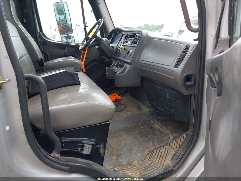 2005 FREIGHTLINER M2 auction photo 7