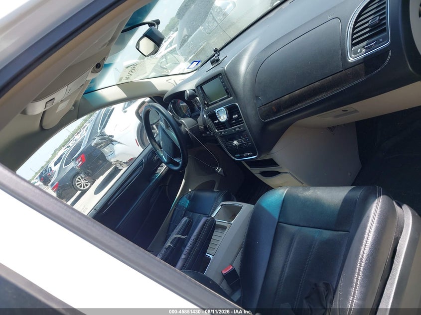 2014 CHRYSLER TOWN & COUNTRY auction photo 5