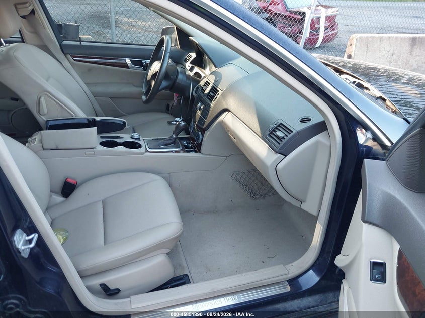 MERCEDES-BENZ C 300 2011 VIN WDDGF8BB1BR147586