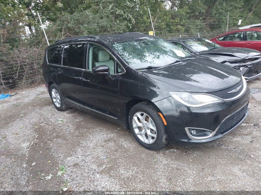 2017 CHRYSLER PACIFICA auction photo 1