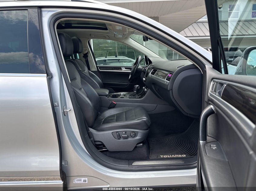 VOLKSWAGEN TOUAREG 2017 VIN WVGGF7BP8HD001557
