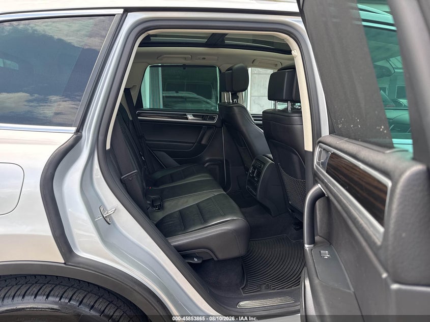 2017 VOLKSWAGEN TOUAREG auction photo 8