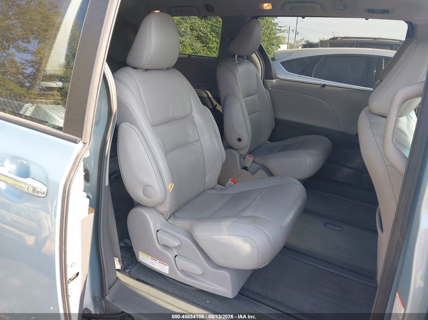 TOYOTA SIENNA - zdjęcie 8