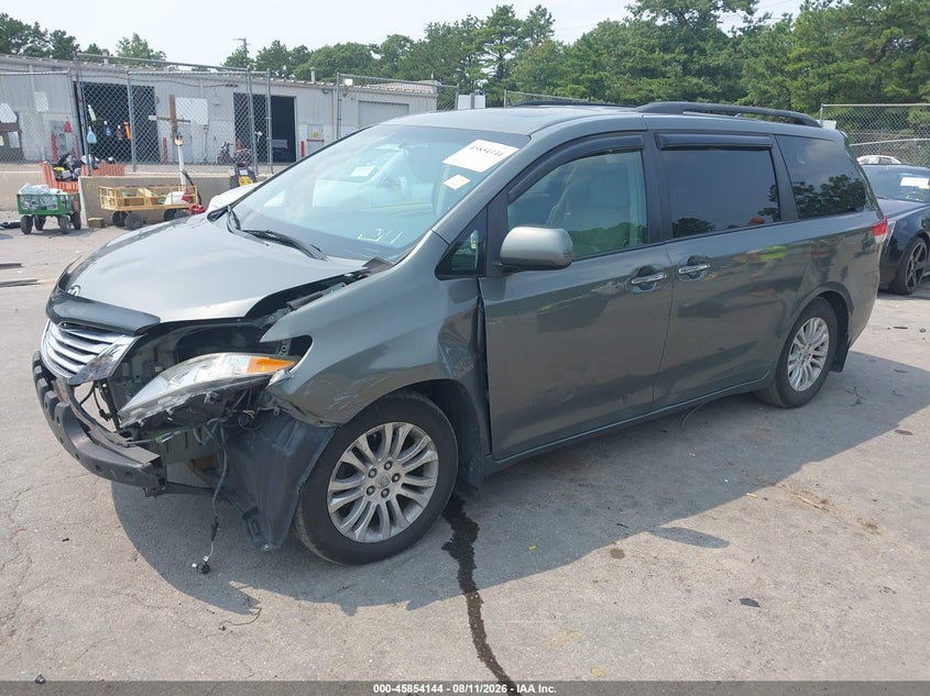 2011 Toyota Sienna, Front End, IAAI, VIN 5TDYK3DCXBS127132 — photo 2