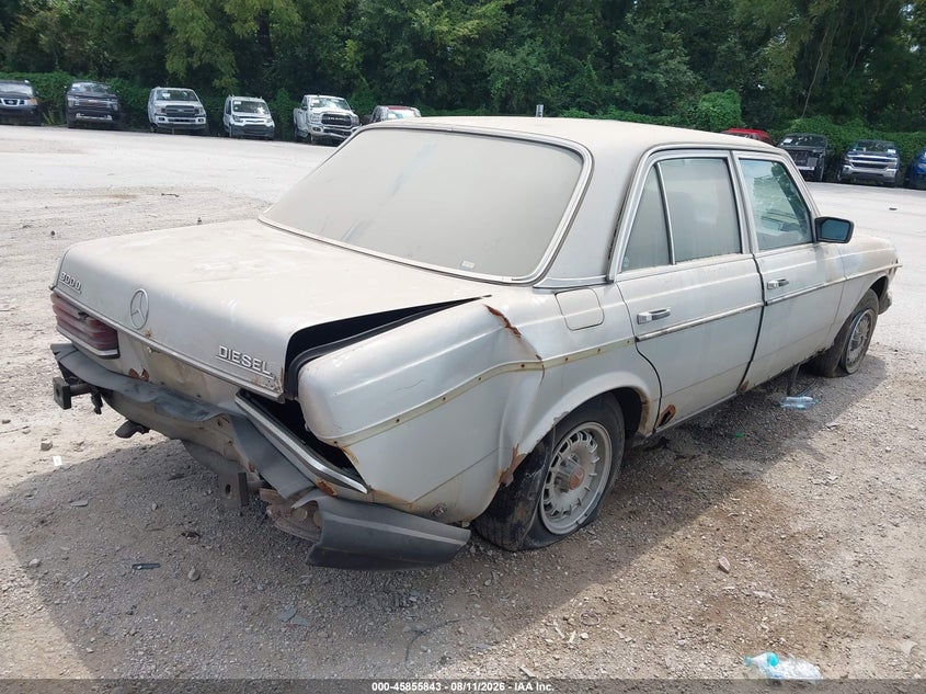 1981 MERCEDES-BENZ 300 auction photo 4